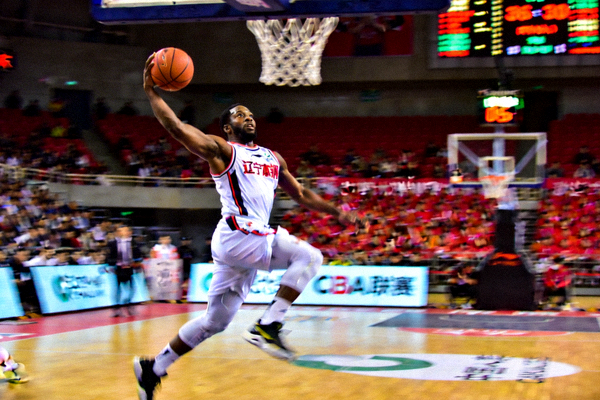 CBA篮球联赛直播画面 - 辽宁本钢队球员上篮精彩瞬间