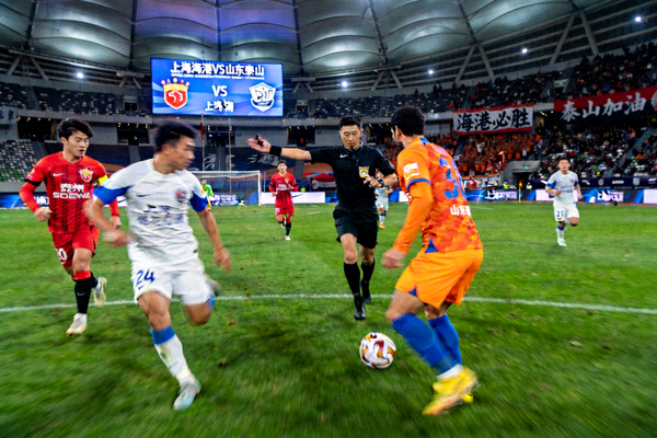 中超足球联赛直播画面 - 上海海港对阵山东泰山比赛现场
