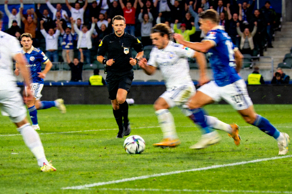 足球赛事直播画面 - 绿茵场上的激烈比赛高清截图