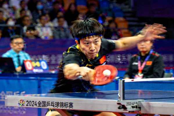 全国乒乓球锦标赛精彩比赛瞬间，选手挥拍击球