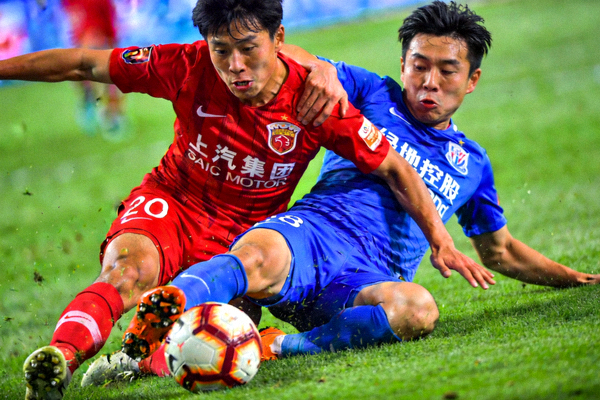 中国足球超级联赛直播画面 - 球员激烈拼抢特写